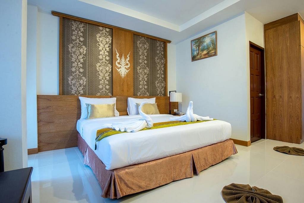 Royal phuket city. Asia Gardens Hotel Пхукет. Отели на Пхукете около аэропорта.