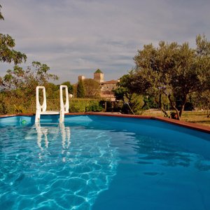 piscine hors sol et vue sur le village de st jean de fos