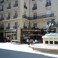 Le square et la statue
