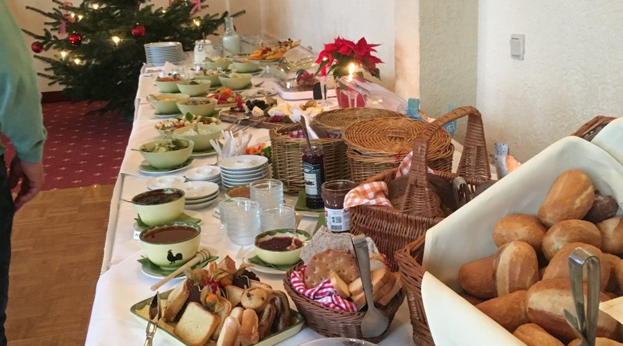 Reichhaltiges Frühstück im Speisesaal