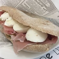 Schiacciata con mozzarella di bufala