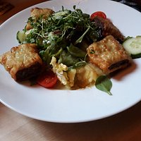 gemischter Salat mit Maultaschen und Kartoffelsalat
