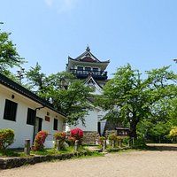 二ノ丸跡にある模擬天守。岡崎城がモデルとか・・・。