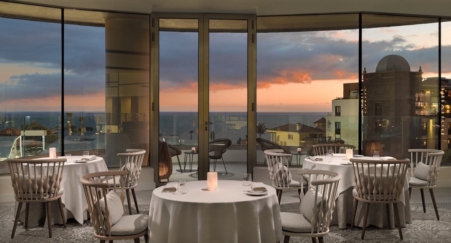 Salón del restaurante con vistas panorámicas. 
