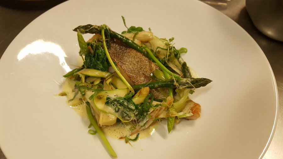 Lieu jaune, déclinaison d'asperges, roquette et beurre blanc