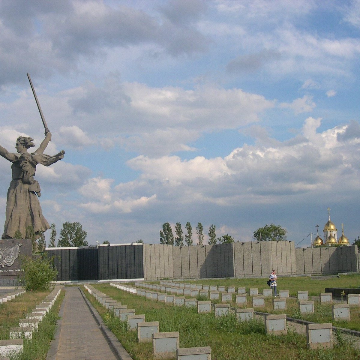 Мемориальное кладбище. Кладбище Волгоград. Астраханское мемориальное кладбище. Достопримечательности Волгограда кладбище. Волгоград памятные военные места.