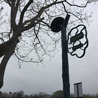 川辺のモニュメント