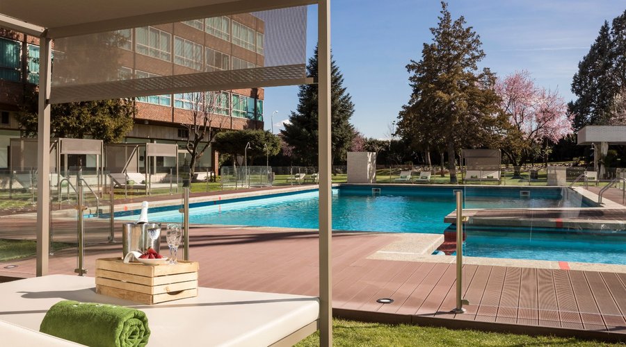 Outdoor Pool (summer season)