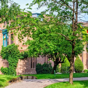 Le Château-Hôtel est situé dans un endroit calme au milieu de son golf