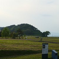 広い遺構です。後ろには高舘(義経館)の小山が見えます