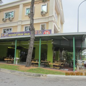 Shops & restaurants on the same row of the hotel