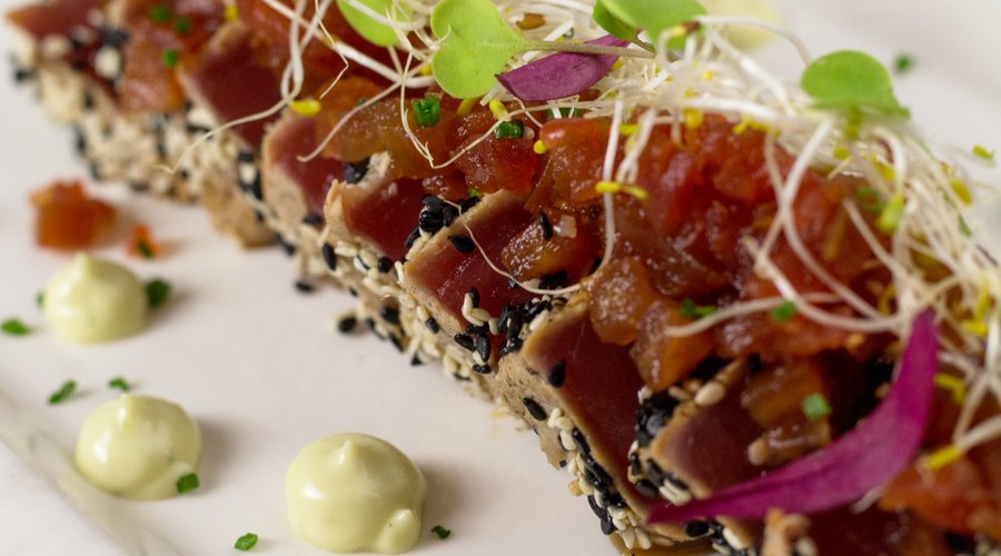 Tataki atún rojo bluefin sobre mayonesa sésamo, vinagreta soja, tomate concassé y emulsión wasab