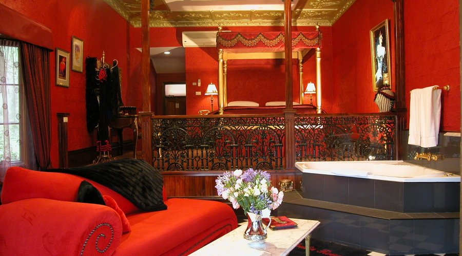 Moulin Rouge Spa Suite, unique themed suite , in the heart of the wine tasting region Hunter Val