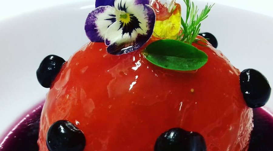 Coccinelle du Chef :  Tomate coeur de boeuf farcie, parmesan, nappage givré et caviar balsamique