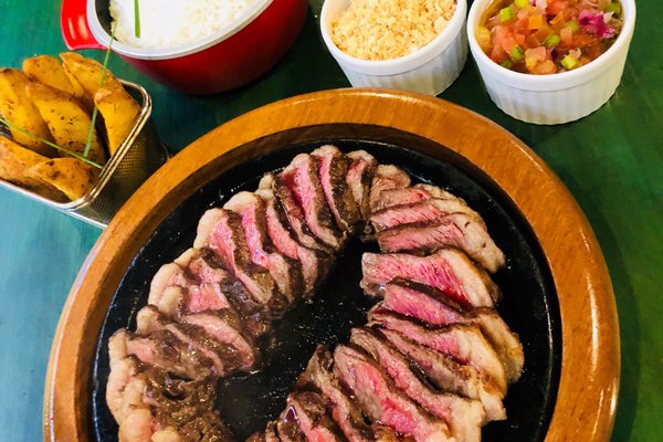 Restaurante classico de Petrópolis com picanha no ponto perfeito e bat