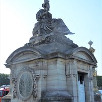 La sculpture sur son socle