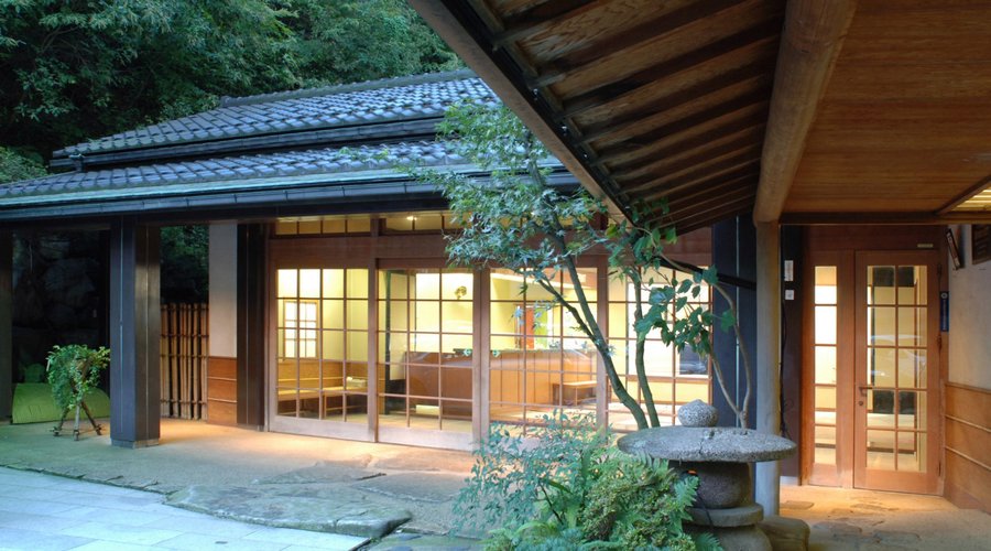 山代温泉街から少し離れた山手に位置します。裏手の道からは温泉街の中心部まで徒歩３分と非常に便利！