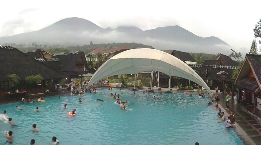 Kolam renang utama dengan bekgron gunung Guntur