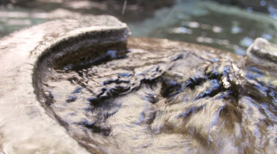 ●3階露天風呂　3階露天風呂の湯口。石枡からは約60度の生まれたての温泉が溢れ出します。