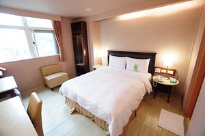 Kindness Hotel Weiwuying in Lingya, image may contain: Bed, Furniture, Penthouse, Corner