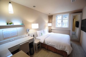 Kindness Hotel Houyi Jiuru in Sanmin, image may contain: Dorm Room, Bed, Penthouse, Lamp