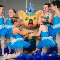 Lady Lola and Performing Ballerinas