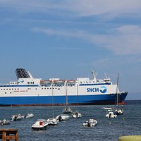 Le ferry qui dépose tous ces touristes!