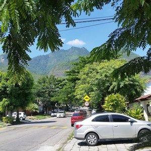 Rua tranquila da GuestHouse Casa da Montanha