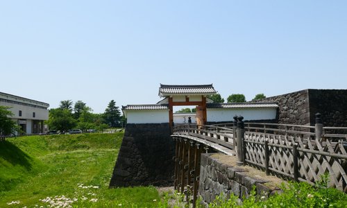 復元された本丸一文字門と大手橋。中は敵の侵入を防ぐ枡形になってます。