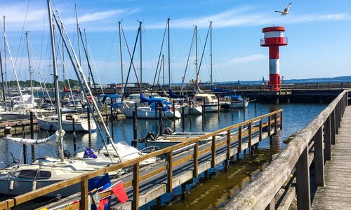 Wunderschöner Stadthafen und direkt hinter dem Steg keine kommt man zum gepflegten Stadtstrand ?