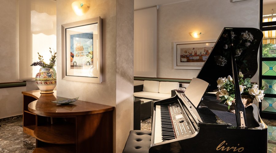 Hotel Bar Hall Pianoforte