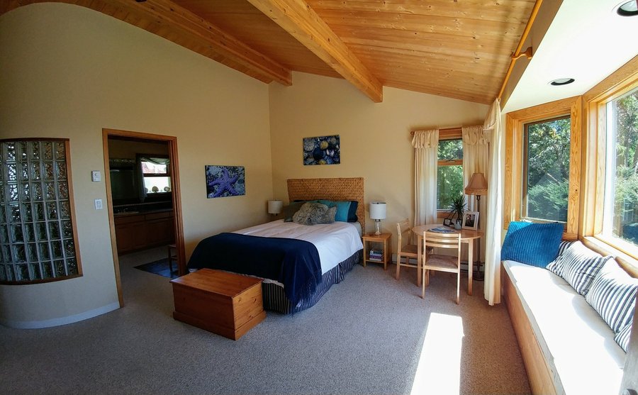 Ocean Suite with large bay window, private bathroom and kitchenette