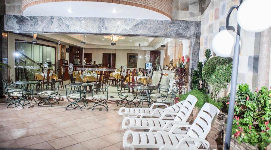 Vista del comedor y zona de piscina