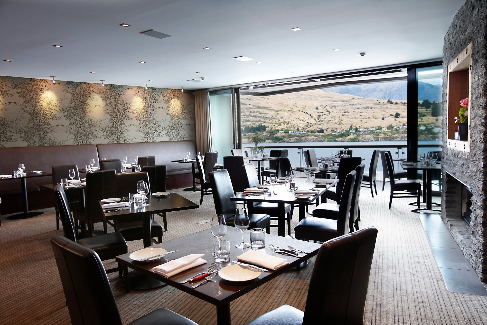 The Rees Hotel, Luxury Apartments & Lakeside Residences by null