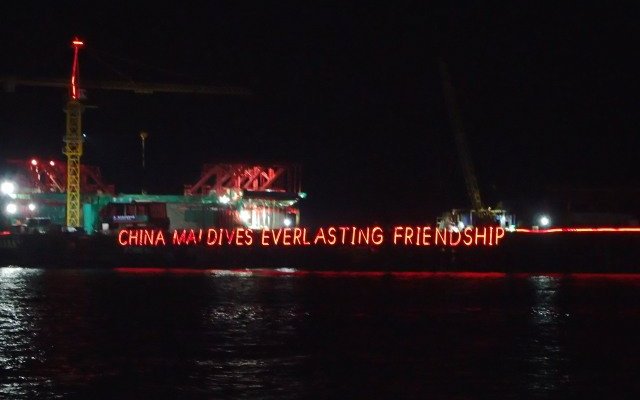 建設中の橋の作業船に灯る”CHINA MALDIVES EVERLASTING FRIENDSHIP"