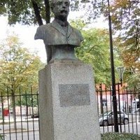 Le buste sur son socle
