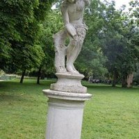 La sculpture sur son socle