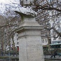 La sculpture sur son socle