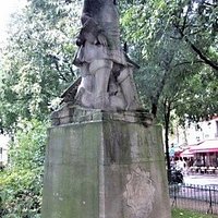 La sculpture sur son socle