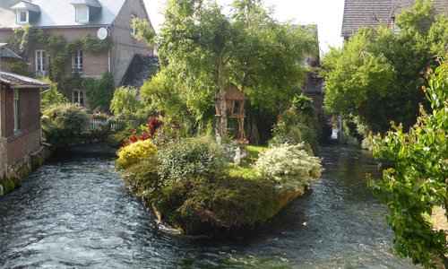 Vue du fleuve côtier normand La Durdent, juste à côté du restaurant. On le voit aussi d'une fenê