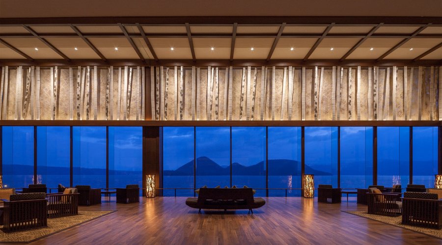 ロビーから眺める洞爺湖の風景
