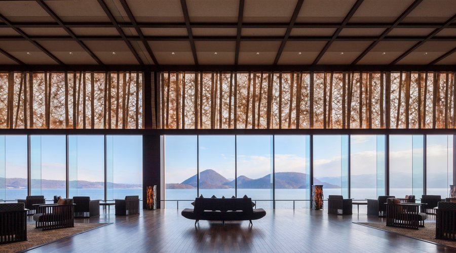 ロビーから眺める洞爺湖の風景
