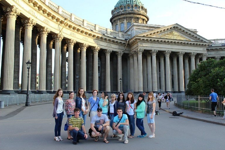 Здоровье города санкт петербург. Питер экскурсии. Туристы в Петербурге. Прогулки по Санкт-Петербургу. Люди на экскурсии в Питере.