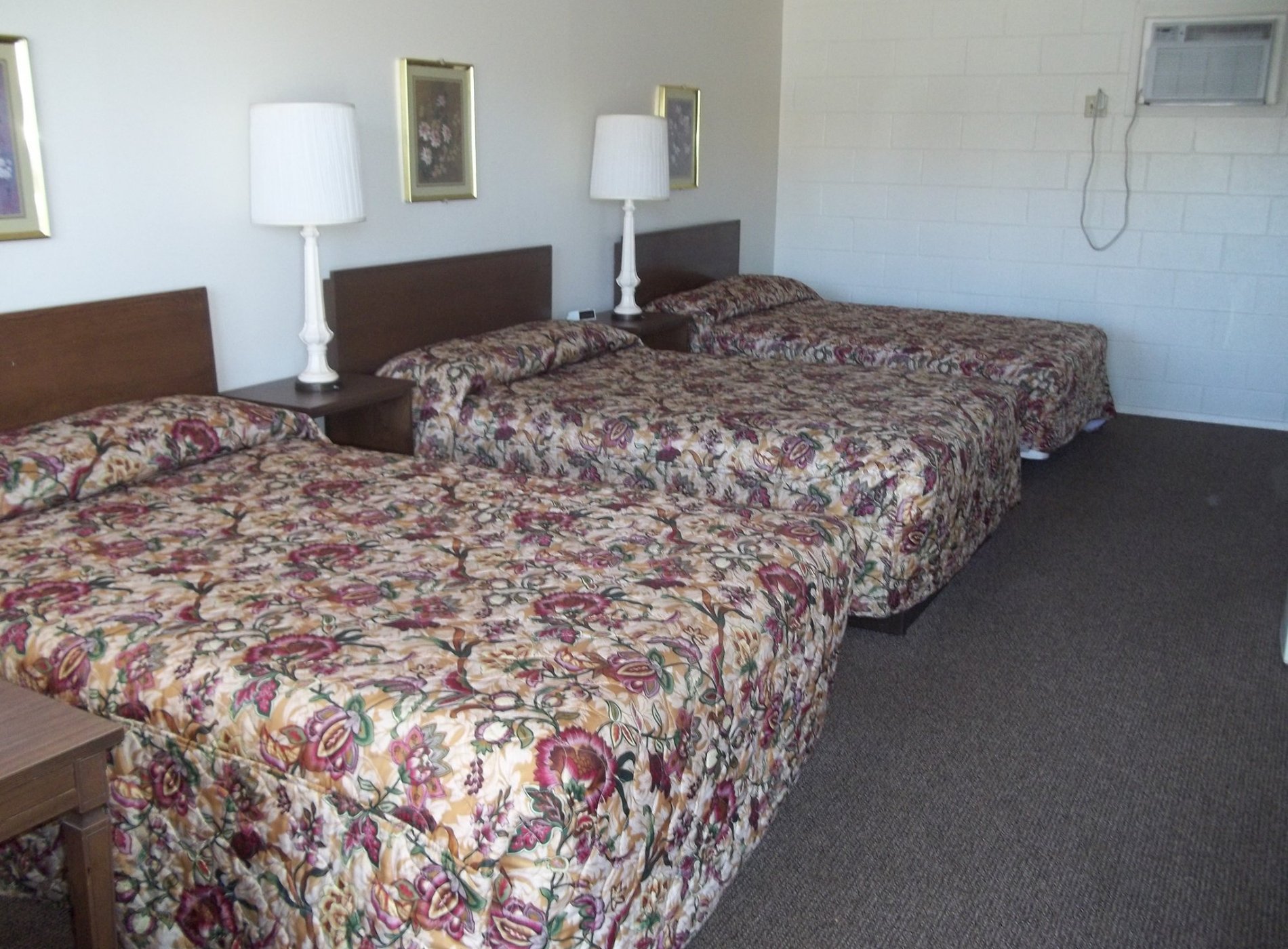 Royal Host Motel by null