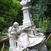 La sculpture sur son socle