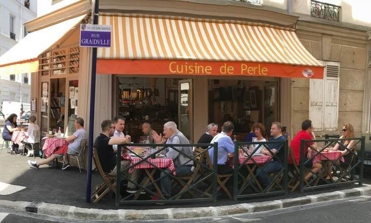 Déjeuner en terrasse, il est préférable de réserver...