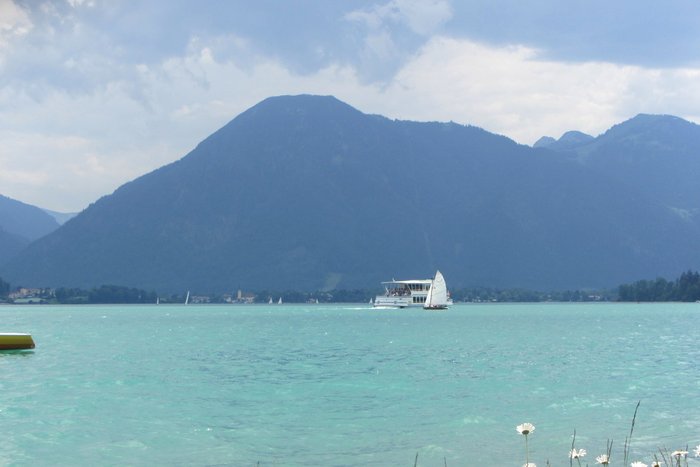 Der See in Karibik-Blau