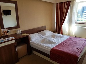 Hotel Univers T in Cluj-Napoca, image may contain: Furniture, Bed, Bedroom, Monitor