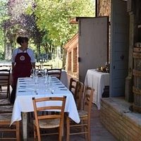 Si prepara una degustazione all'aperto