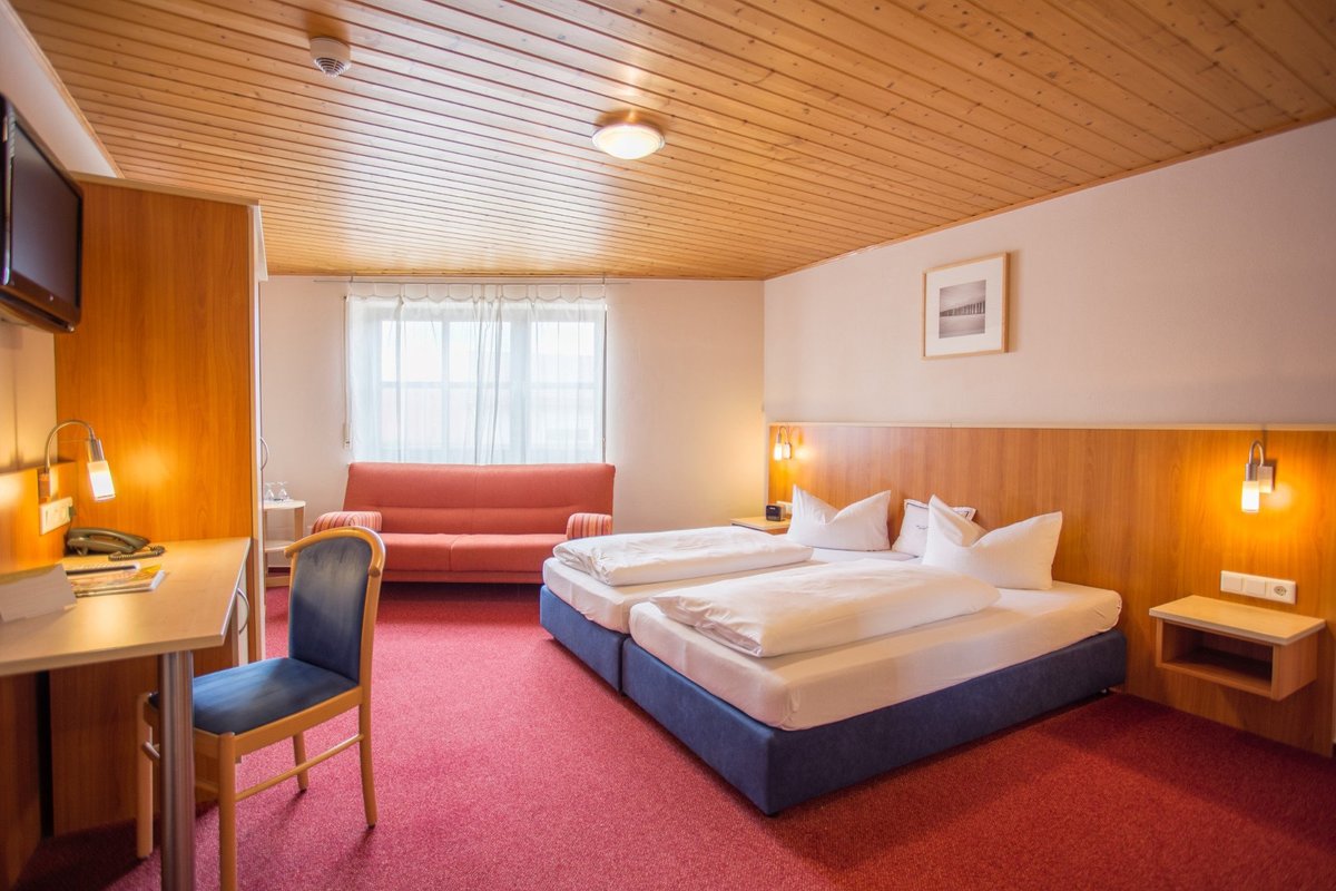 LANDHOTEL SCHOELL $75 ($̶8̶3̶) - Prices & Hotel Reviews - Parsberg, Germany